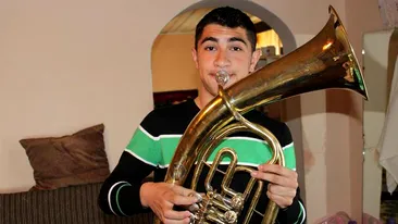 VIDEO Un geniu matematician a lasat scoala pentru a deveni lautar!