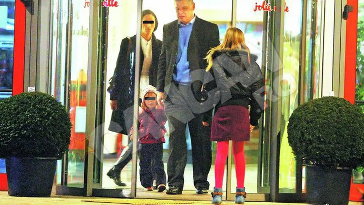 Seful Bancii Transilvania, Robert Rekkers, a iesit in oras cu fiica si o bruneta misterioasa! Bancherul anului a scos fetele la mall
