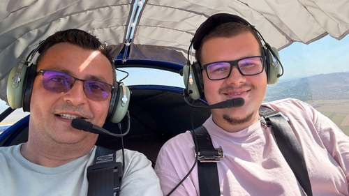 Tatăl lui Vlad, tânărul care a murit în accidentul aviatic din Arad, e devastat de durere. De ce zbura fiul său cu Vlad Zgârdău