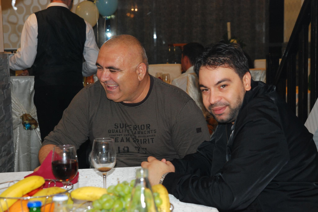 Viorel, zis "Naşul", este extrem de apropiat de foarte mulţi manelişti, în special de Florin Salam şi Denisa Răducu