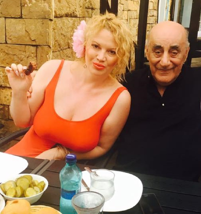 Oana Lis s-a pozat sexy lângă bradul de Crăciun! A ales o rochiţă roşie care i-a scos în evidenţă…
