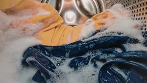 Ce se întâmplă dacă pui prea mult detergent în mașina de spălat. Rufele pot ieși mai puțin curate