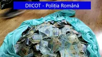 Milioane de lei ascunși în cutii și la saltea, în casa unui traficant de droguri din București