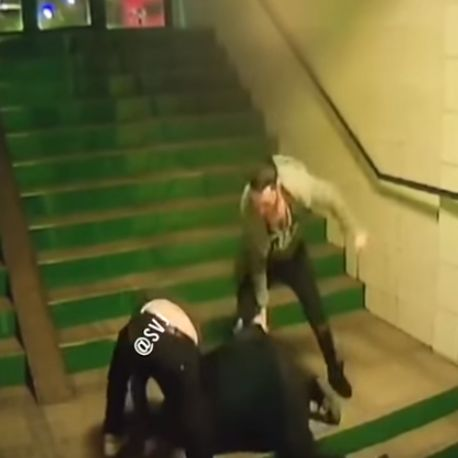 Ei sunt tinerii care au bătut cu bestialitate un bătrân din Brașov! Au fost arestați pentru 30 de zile