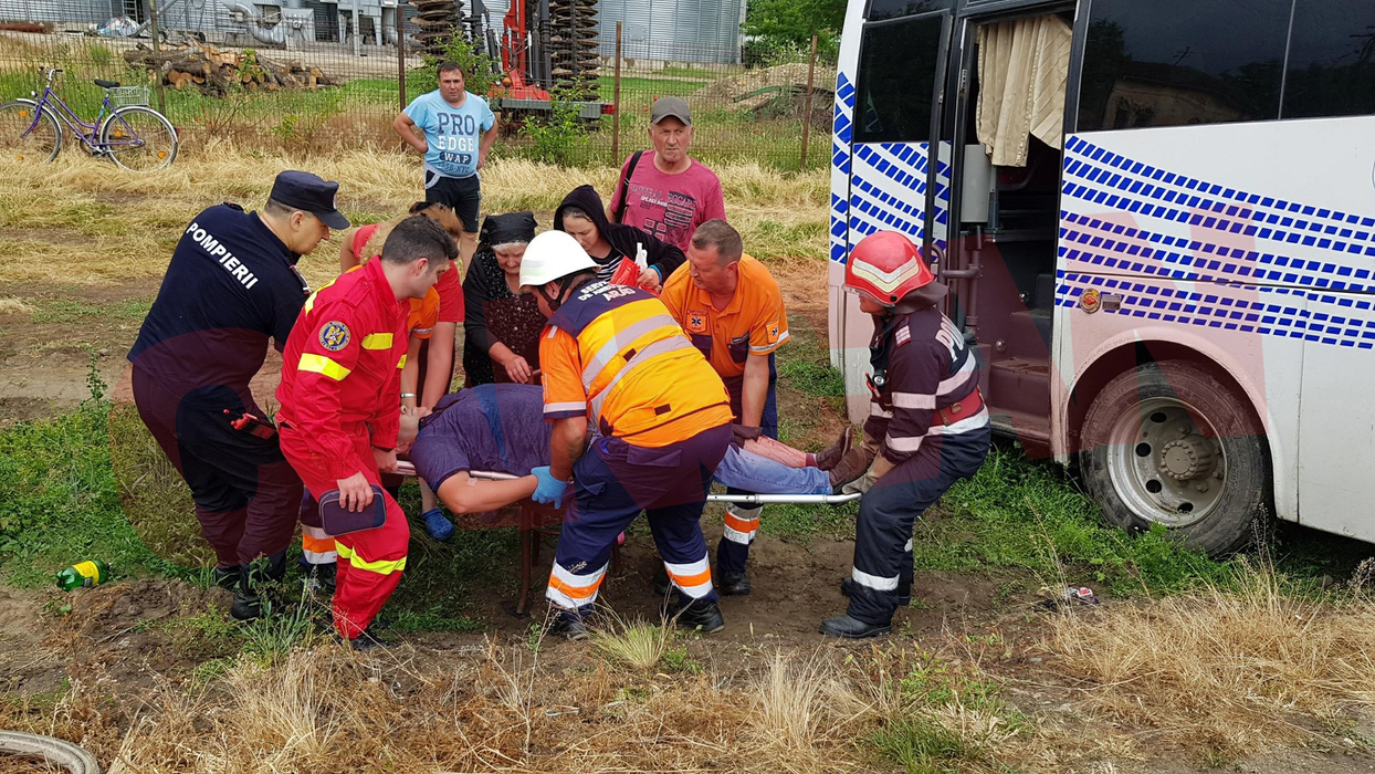 Accident înfiorător în județul Arad, după ce un autobuz plin cu oameni s-a ciocnit cu o autobasculantă. Victimele sunt luate cu elicopterul