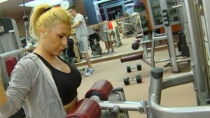 Blonda sufera la frumusete! Jasmine vrea sa-si gaseasca un "barbat superior" si "perfect". Pentru asta se... infometeaza