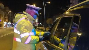 Un băcăuan a încercat să își scape fiul care a condus fără permis cu o mită de 1.000 de lei. Ce s-a întâmplat imediat după aceea