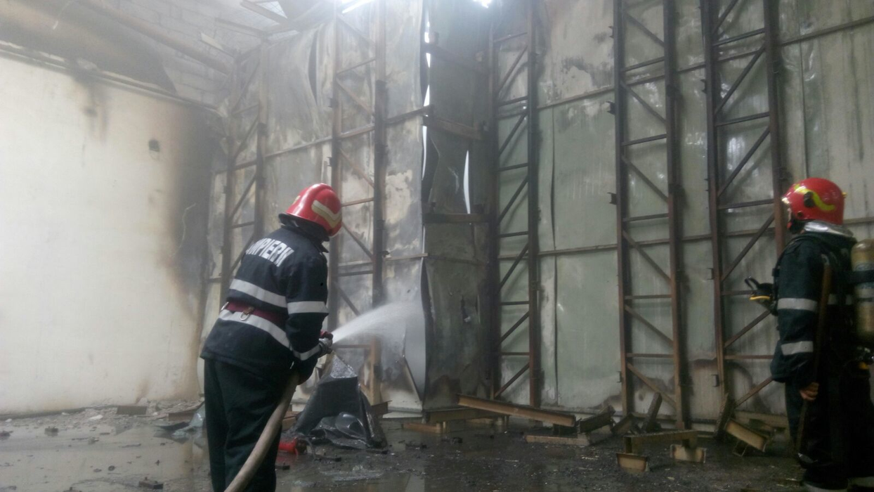 Imagine din timpul intervenţiei pompierilor. (Foto: ISU Bucureşti - Ilfov)