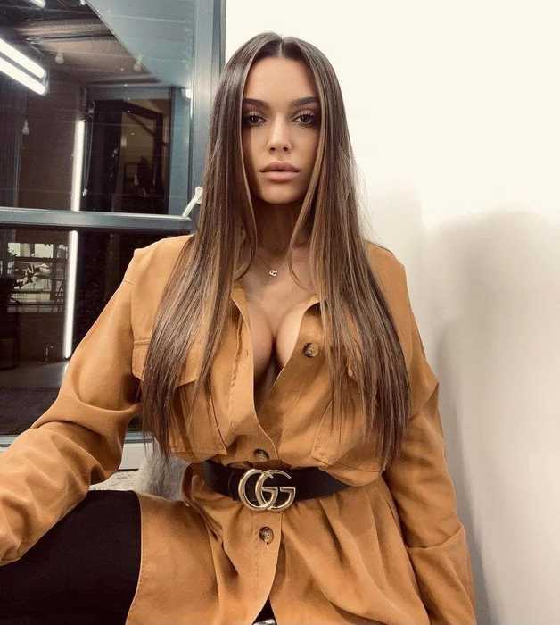 Karmen și-a pus silicoane XXL? Fiica lui Adi Minune, cu cel mai obraznic decolteu și a fost luată la mișto: “Să nu-ți cadă «baloanele» ?” | FOTO