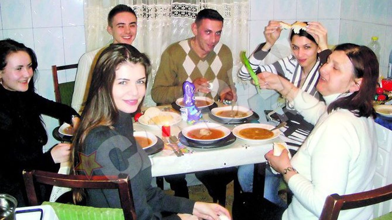 Alina a sustras bani din contul Monicai pentru a-si ajuta iubitul intemnitat! El este motivul unui scandal monstru intre surorile Gabor