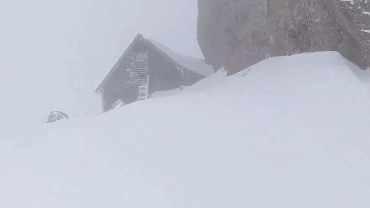 România, lovită de ninsori și viscol puternic! Imaginile filmate azi în Munții Bucegi | VIDEO