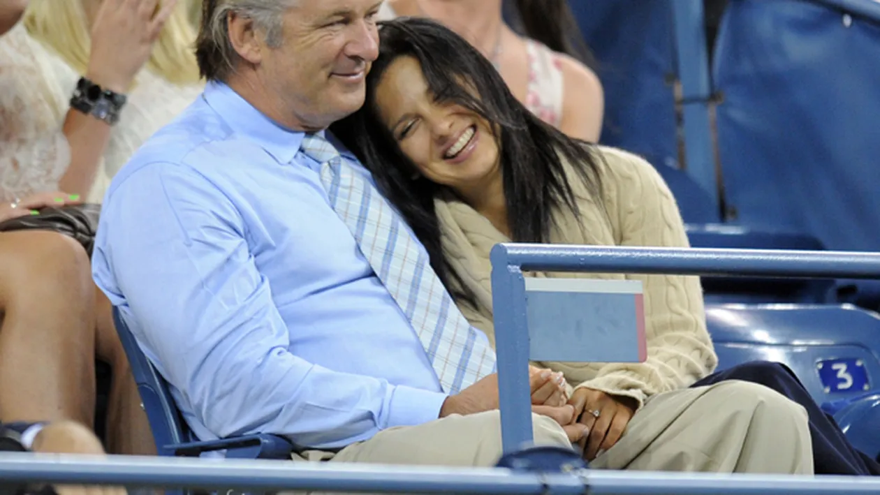 Alec Baldwin si iubita lui tinerica, pupaciosi in tribune la U.S. Open