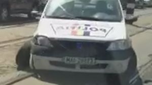 Li se intâmplă si lor! O masină de politie a fost implicată într-un accident şi a rămas fără o roată pe linia de tramvai