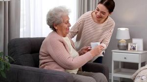 Badantele românce nu mai vor să stea în Italia. Salariile au crescut semnificativ în România