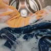 Ce se întâmplă dacă pui prea mult detergent în mașina de spălat. Rufele pot ieși mai puțin curate