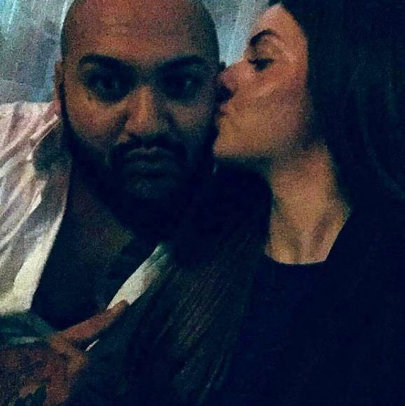 Dani Mocanu şi bruneta pozează ca doi îndrăgostiţi