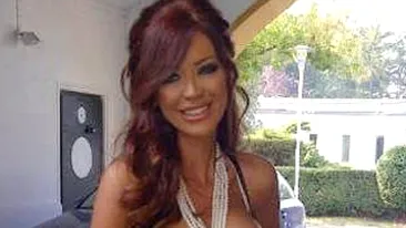 E sofisticata, ma! Bianca Dragusanu, in cele mai sexy desuuri si cu cel mai generos decolteu! Fotografia asta te va face sa te indragostesti!