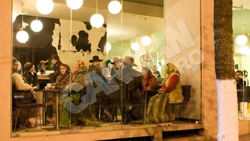 Lifestyle la minoritari! O familie de rromi a iesit in oras intr-un  local de fite! Vezi cum arata