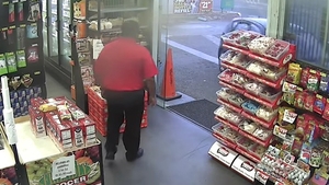 Aceste imagini incredibile dintr-o benzinărie au devenit virale instant! Un hoţ e pus pe fugă cu... bomboane