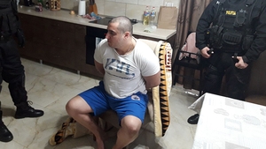 Strigător la cer! Interlopul care a lovit cu sabia în cap un polițist, victorie în instanță. Poliția, SRI și DIICOT, direct vizate