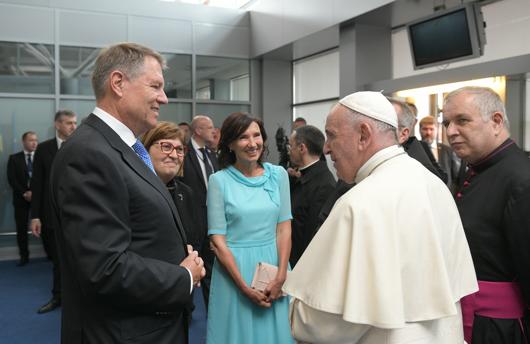 Nu o recunoști! Cum arăta Carmen Iohannis în tinereţe! În copilărie, Prima Doamnă a luat lecții de balet și de pian