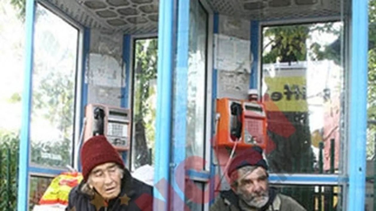Au ajuns sa traiasca in cabine de telefon!