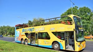 Cât costă un bilet pentru autobuzele turistice din București. Suma piperată pe care turiștii o scot din buzunare