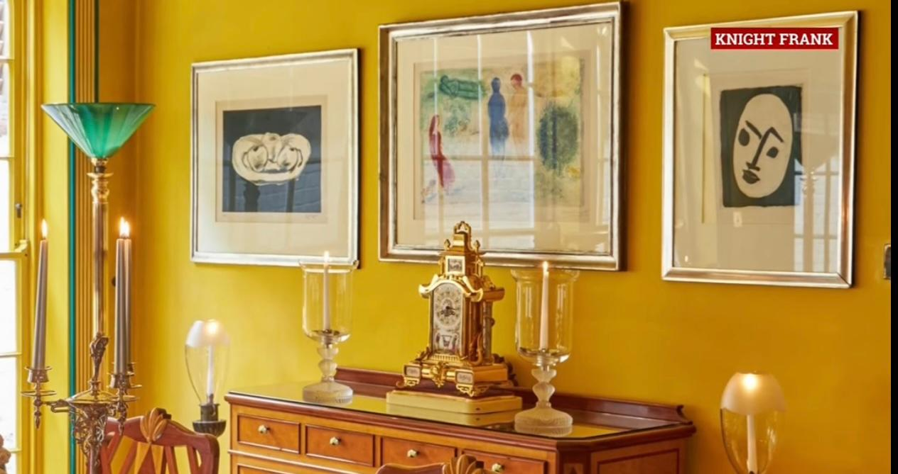 Se vinde casa legendarului Freddie Mercury. Cât costă vila de lux în care a trăit artistul timp de 11 ani