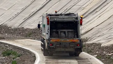 30 de masini pline cu gunoi au fost blocate de lucratori la poarta rampei din Dambovita!