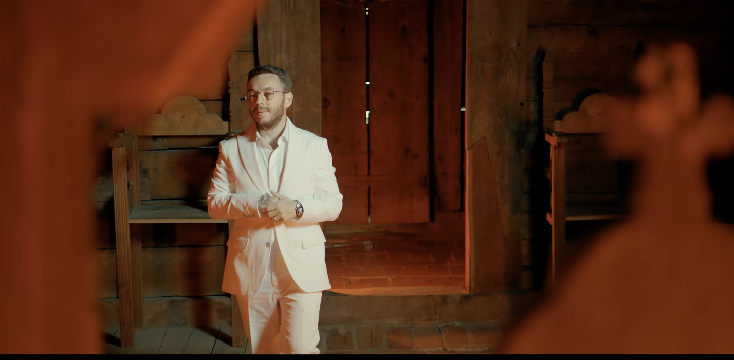 Scandal monstru cu Florin Cercel! A filmat un videoclip în curtea unei biserici și…