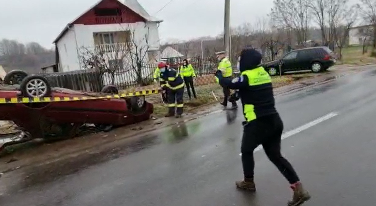 Accident grav în Argeș. A lovit un pieton și apoi s-a răsturnat cu mașina