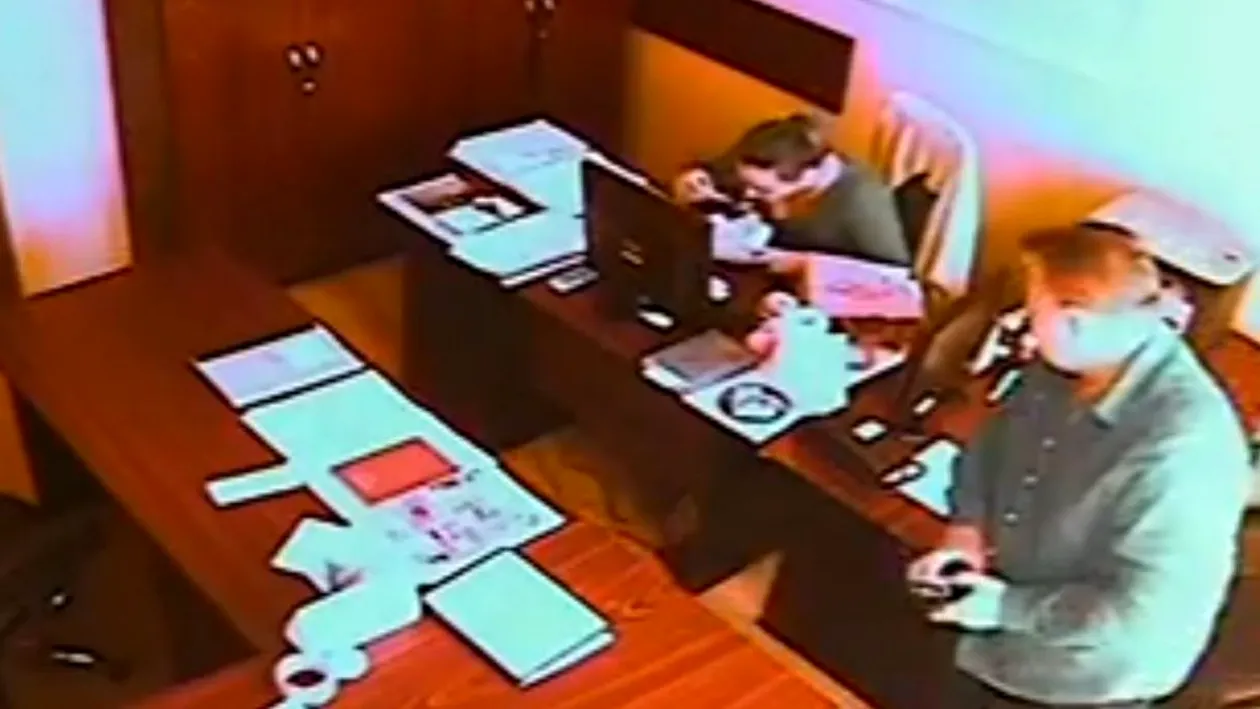 Scene uluitoare! O femeie este agresată la serviciu de șeful ei: îi împinge mâncarea peste față! VIDEO