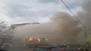 Incendiu mare în Capitală. Patru case au fost cuprinse de flăcări în Sectorul 5. Primarul Piedone, prezent la fața locului