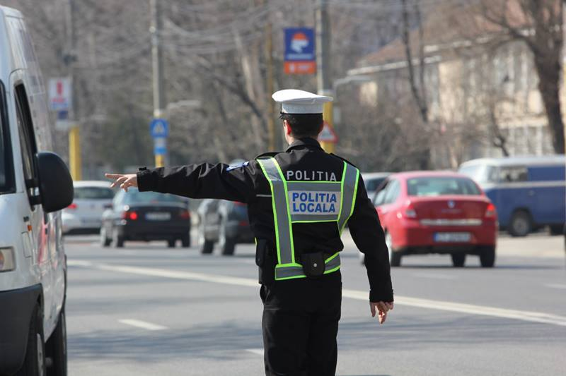 Polițistul avea dreptul să îi cerară actele șoferului