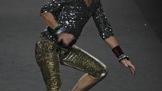 O creatoare foooooarte flexibila! Vezi aici ce a facut un designer american pe podiumul de moda