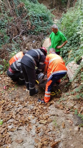 Imagini incredibile de la salvarea unui bărbat care a căzut într-un canal de irigații. Pompierii au intervenit imediat