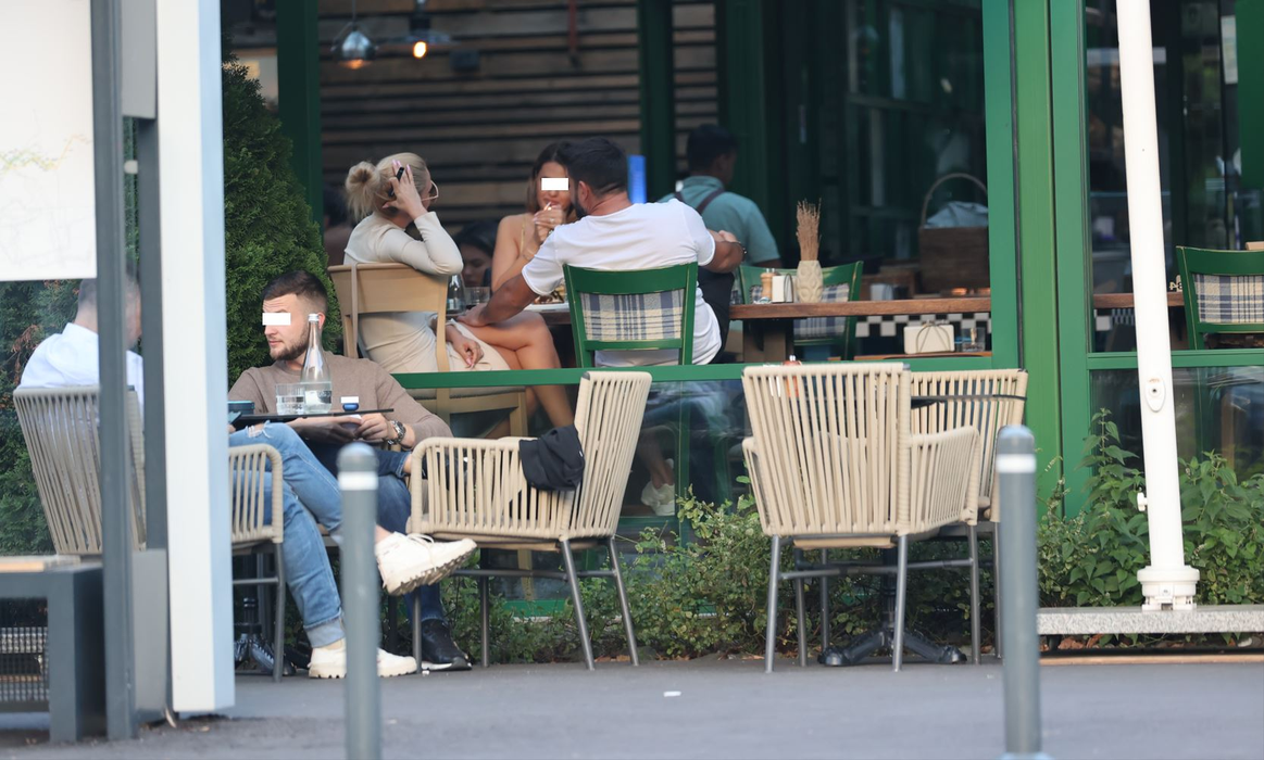 Radu Ciucă pune mâna pe piciorul dezgolit al Iulianei Pepene (Foto: CANCAN.RO)