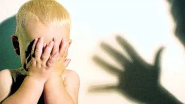 A fost torturat de propria lui mamă! Un copil de şapte ani a fost ars pe faţă cu o furculiţă încinsă, din cauza unui motiv halucinant