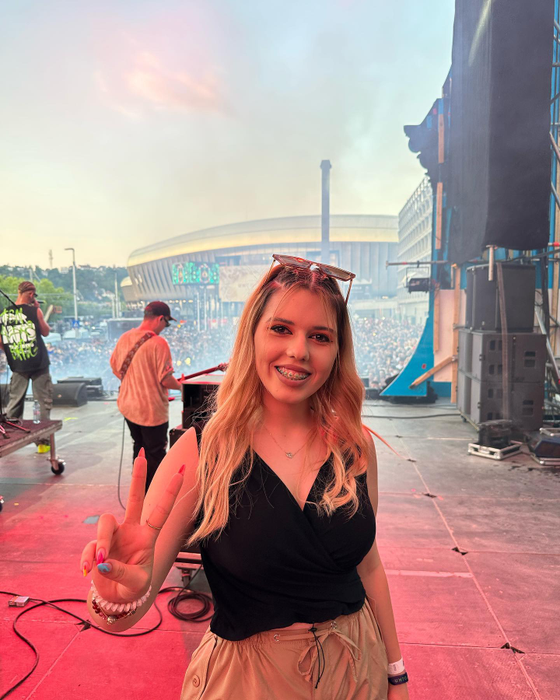 Influenceriță din România, implicată într-un accident rutier. A ajuns la spital după impact: ”Mă durea foarte tare capul”