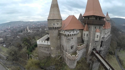 Spargere la...castelul Corvinilor! Paguba e substanţială, de 170.000 de lei!