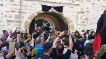 Imagini alarmante la Suceava, epicentrul epidemiei de coronavirus în România! Mii de oameni ignoră măsurile de distanțare! Nici polițiștii nu poartă măști de protecție!