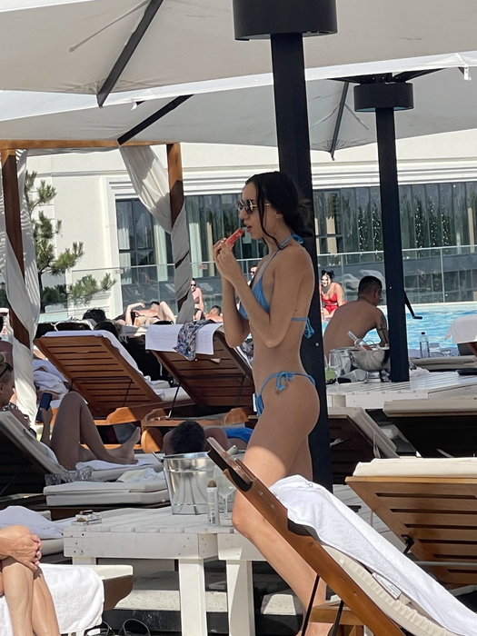Jessie Baneș și-a sărbătorit ziua de naștere în piscină cu iubitul Andi Gușă. FOTO EXCLUSIV