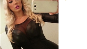 A exagerat cu poponetul! Alexandra Harra si-a scos silicoanele la defilare dupa ce si-a intoxicat fanii cu poze “dorsale”