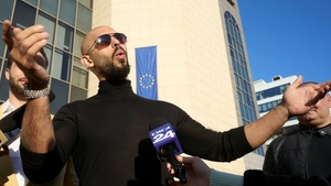 Administrația Trump îi cere României eliminarea restricțiilor impuse fraților Tate. Cum a reacționat Emil Hurezeanu