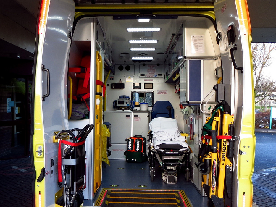 Pacientul a murit în ambulanţa care trebuia să îl salveze din cauza unui şofer nervos. E şocant ce scria în biletul pe care l-a lăsat medicilor în parbriz