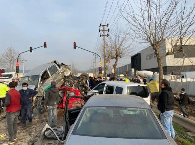 Accident grav! Un TIR a rămas fără frâne pe o autostradă. Camionul a spulberat zeci de mașini