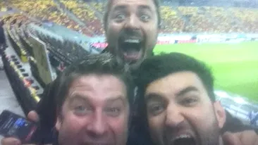 Gest plin de eleganta al vedetei de la Pro TV. Desi s-au despartit prefera sa ii aiba aproape. Prietenul la nevoie se cunoaste! Pavel Bartos se imparte intre Laura Cosoi si Smiley