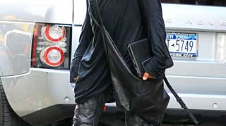 Lenny Kravitz si-a luat cizme cu toc