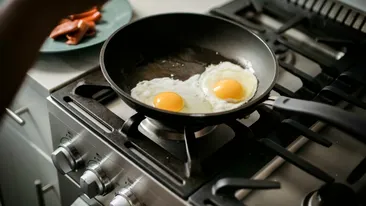 Cum faci ouă ochiuri fără ulei! Trucul ingenios pentru cei care sunt la dietă