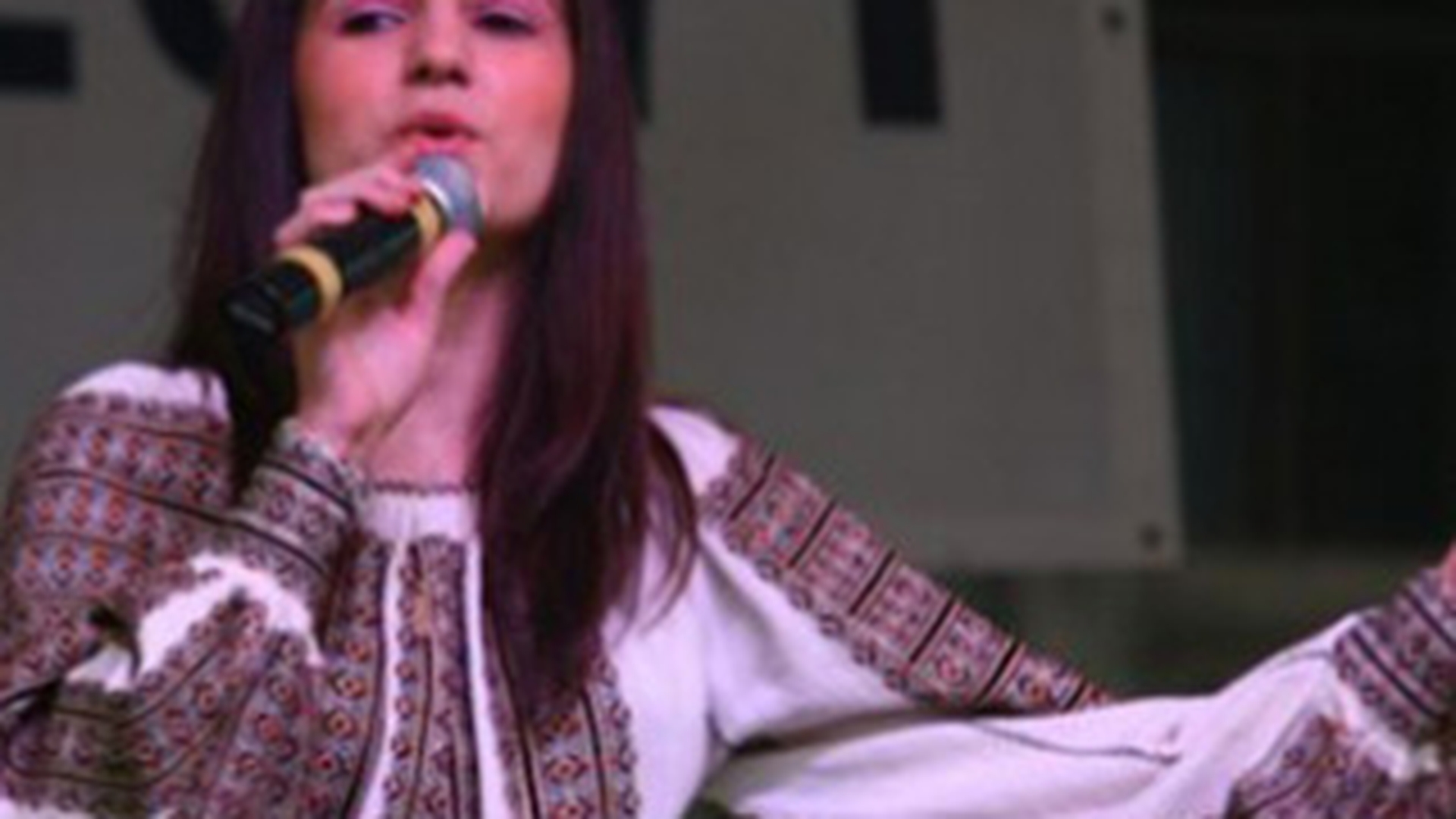 Dosar penal pe numele celor patru eleve care au batut o colega de 14 ani, cantareata de muzica populara!